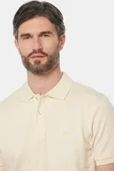 Remera polo lisa en oxford piqué color crema, con cuello en rib y botones personalizados.