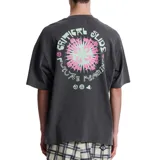 Remera gris de manga corta con cuello redondo y estampado pequeño en el pecho con el logo de la marca Critical Slide.