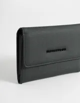 Billetera rectangular de cuerina color negro con solapa y broche metálico.
