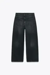 Pantalón de jean celeste de corte amplio, tiro medio, con cinco bolsillos y detalle de costuras torcidas.