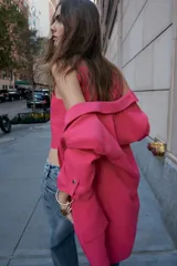 Blazer rosa pálido con cuello solapa y hombreras. Mangas 3/4 con trabilla y botón dorado. Bolsillos delanteros con solapa.