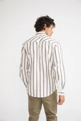 Camisa de hombre a cuadros color beige y azul marino, de corte slim fit, con mangas largas, cartera abotonada y logo bordado en el pecho. Confeccionada en algodón.