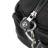 Bandolera negra de poliéster con diseño rectangular, correa regulable con logo de la marca y herrajes plateados. Tiene un compartimento principal con cierre, un bolsillo interno con cierre, un bolsillo externo con cierre y dos bolsillos externos abiertos.