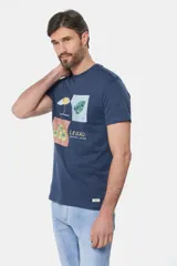 Remera t-shirt de manga corta, con estampado multicolor en el frente y cuello redondo.