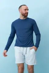 Short de baño color rosa claro con finas rayas verticales blancas, bolsillos laterales y cordón ajustable en la cintura.