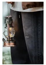 Pantalón de jean negro lavado, corte ancho y holgado, con cintura elástica y cordón ajustable. Presenta costuras verticales marcadas en los laterales exteriores de las piernas.