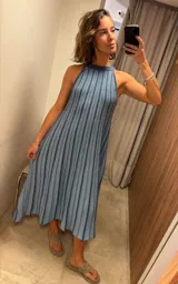 Vestido largo de tejido de punto celeste con lurex, sin mangas y cuello halter.