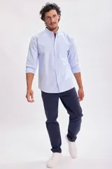 Pantalón chino azul marino de corte recto.