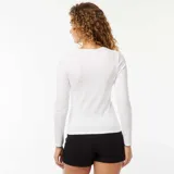 Camiseta blanca de manga larga con cuello redondo.