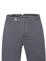 Pantalón de hombre RKF modelo Turin, estilo chino, color gris, corte moderno, tiro medio, con tecnología Natural Flex.
