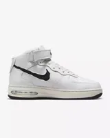 Championes Nike Air Force 1 Alto Remastered de hombre, color blanco con detalles en negro. Diseño de caña alta con correa ajustable en el tobillo y amortiguación Air Max visible en la entresuela.