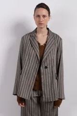 Blazer gris con rayas verticales marrones, solapas de muesca, cierre con un botón y bolsillos con solapa.