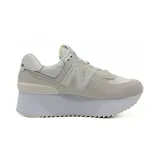 Championes New Balance color blanco hueso con plataforma alta y suela dentada.