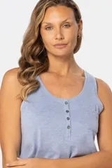 Musculosa negra con escote cuadrado, breteles anchos y bolsillo de parche en el pecho.