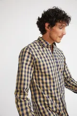 Camisa de hombre a cuadros color beige y azul marino, de corte slim fit, con mangas largas, cartera abotonada y logo bordado en el pecho. Confeccionada en algodón.