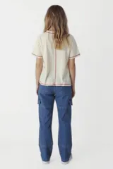 Pantalón de denim celeste, de corte recto y tiro alto, con bolsillos laterales y traseros.