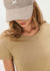 Camiseta de manga corta color terracota, con cuello redondo y corte ajustado.