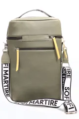 Bolso matero color verde oliva, con cierre superior y correa de hombro con estampado de la marca.