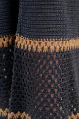 Vestido largo negro de punto con breteles finos y detalle calado en el ruedo.