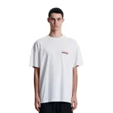 Remera blanca de algodón con cuello redondo y manga corta. Estampado pequeño en el pecho con el logo de la marca en color naranja y azul.