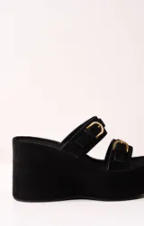 Sandalias negras de plataforma con dos tiras anchas de gamuza y hebillas doradas.