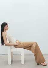 Pantalón de vestir color marrón claro, de corte wide leg, con bolsillos laterales y trabillas para cinturón.