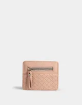 Tarjetero color rosa pálido de cuerina con diseño trenzado en la parte inferior y cierre superior con tirador.