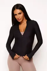 Campera negra de poliamida y elastano con textura tipo panal, cierre frontal y mangas largas con orificios para los pulgares.