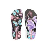 Ojotas Ipanema con base negra y tiras negras. Un pie tiene estampado de mariposas de colores y el otro de flores lilas.