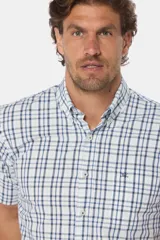 Camisa de manga corta con estampado a cuadros en tonos verde y blanco. Confeccionada en algodón. Hecho en Uruguay.