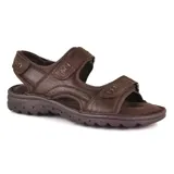 Sandalias marrones de cuero con tiras ajustables con velcro y suela de goma.