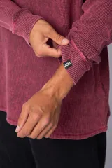 Buzo de hombre de corte oversize confeccionado en tela waffle de algodón con proceso de teñido acid en color borgoña.