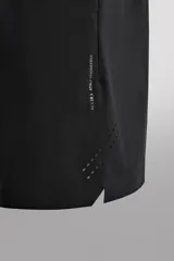 Shorts de entrenamiento color verde claro, confeccionados en tejido técnico ligero y elástico. Sin forro interior, con cintura elástica ajustable con cordón interior, bolsillos frontales y bolsillo trasero de seguridad con cierre de cremallera. Bajo con acabado termofijado y aberturas laterales.