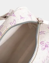 Cartera bowling de cuerina color blanco con estampado de mariposas lilas, doble asa corta y correa larga regulable y desmontable.