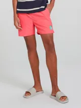 Short de baño color rosa con cordón ajustable en la cintura y estampado de un trago en la pierna izquierda.