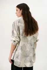 Camisa de manga larga color blanco con estampado de abanicos negros.