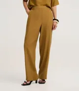 Pantalón wide leg de viscosa color ocre, con cintura elástica, trabillas y rayas laterales blancas.