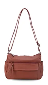 Bandolera color marrón de cuero sintético, con correa larga regulable y dos bolsillos frontales con cierre. Interior espacioso con bolsillos organizadores.