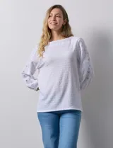 Blusa blanca texturada marca Ruby Rd, con escote redondo y mangas 3/4 con puño elastizado y apliques de broderie. Confeccionada en poliéster y elastano.