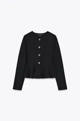 Chaqueta negra de punto fino con cuello redondo, manga larga, corte peplum y cierre frontal con botones joya.