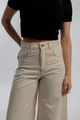 Pantalón wide leg negro de denim 100% uruguayo, confeccionado con un tejido premium de 98% algodón y 2% elastano.