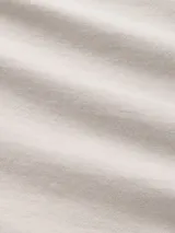 Remera blanca de algodón, corte clásico y mangas cortas.