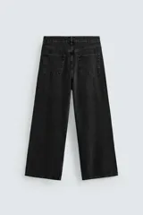 Pantalón de jean azul grisáceo con efecto lavado, corte amplio y tiro alto.