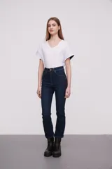 Pantalón de jean negro de talle alto y corte flare, con cinco bolsillos.