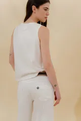 Musculosa rosa de lino con espalda de tejido circular y bordado a mano con técnica mixta.