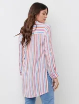 Blusa de gasa con estampado a rayas multicolor, cuello con solapa y escote en V.