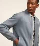 Chaqueta bomber marrón de poliéster y elastano, con cierre frontal, cuello redondo y bolsillos laterales.