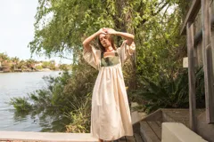 Túnica negra de lino con cuello cuadrado y mangas 3/4 abullonadas con elástico en los puños. Presenta apliques de textiles antiguos en la pechera delantera y trasera.