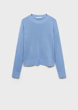 Sweater celeste de punto con cuello redondo y mangas largas.