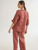Camisa color coral de lino, corte holgado, escote redondo y mangas 3/4 ajustables con botón.